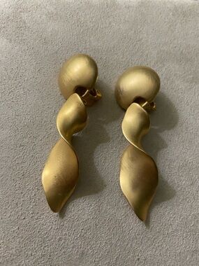 Vintage Matte Gold Twirl Drop Clip-On Earrings - Women Jewelry